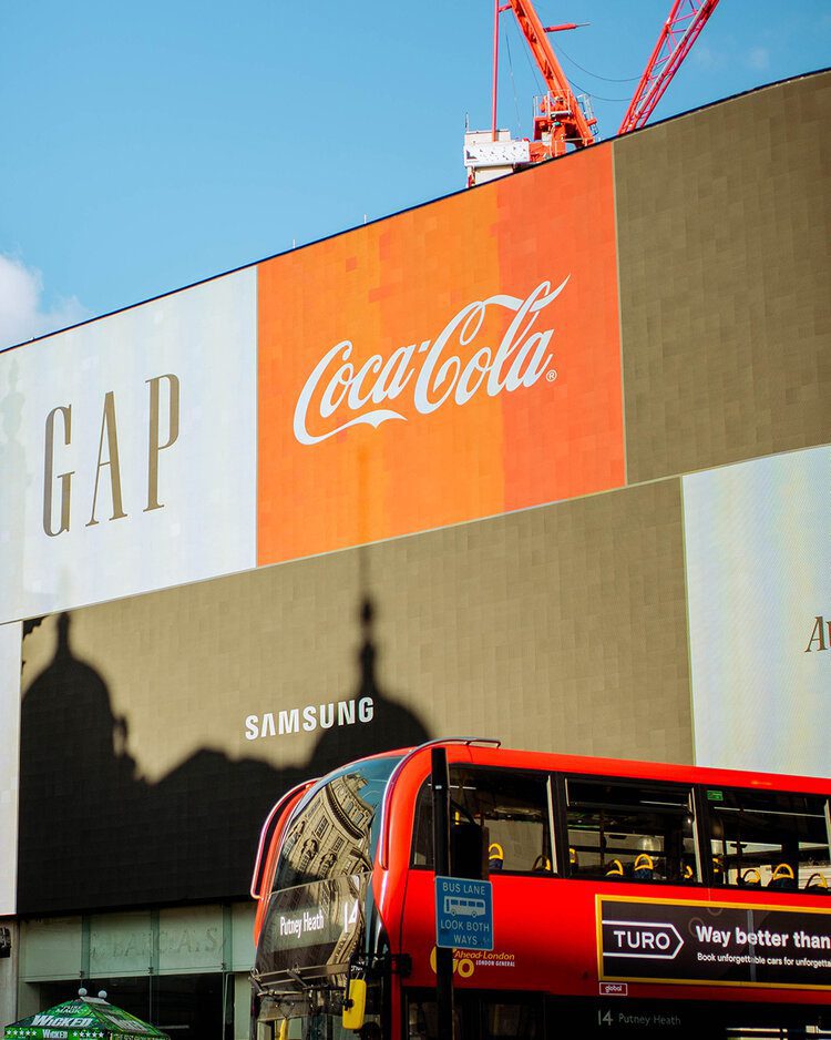 PFHPostcardsfromHawaii10iconicLondonLandmarksyoumustseePiccadillyCircus 1