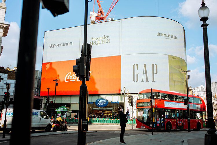 PFHPostcardsfromHawaii10iconicLondonLandmarksyoumustseePiccadillyCircus