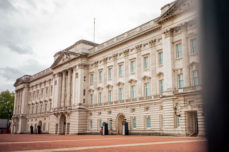 PostcardsfromHawaiiPFH6royallandmarksinLondontovisitBuckinghamPalace 1